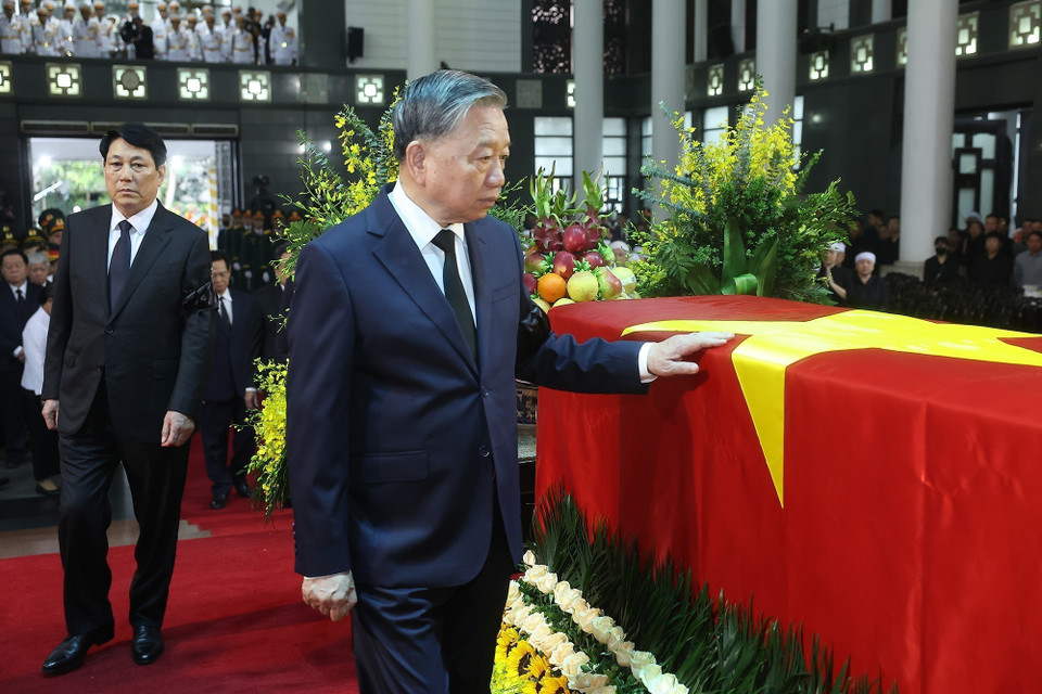 General Secretary To Lam, State President Luong Cuong, and other delegates walk around the coffin to bid a final farewell to former State President Tran Duc Luong. (Photo: VNA)