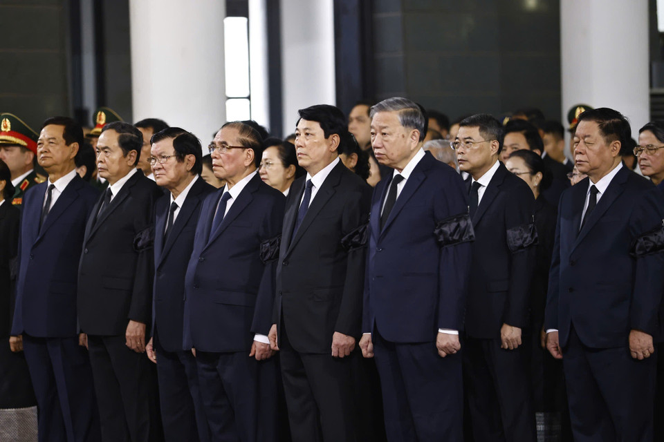 General Secretary To Lam and incumbent and former Party and State leaders attend the memorial service for former State President Tran Duc Luong. (Photo: VNA)