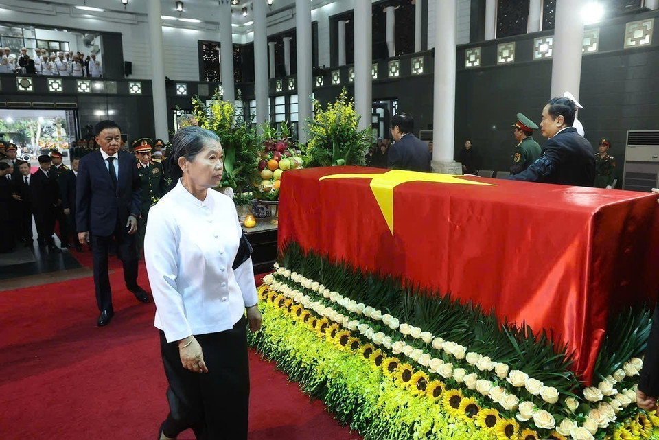 Men Sam An, Vice President of the Cambodian People's Party (CPP), President of the National Council of the Solidarity Front for the Development of Cambodia Motherland (SFDCM), and Chairwoman of the Cambodia – Vietnam Friendship Association walks around the coffin to bid a final farewell to former State President Tran Duc Luong. (Photo: VNA)