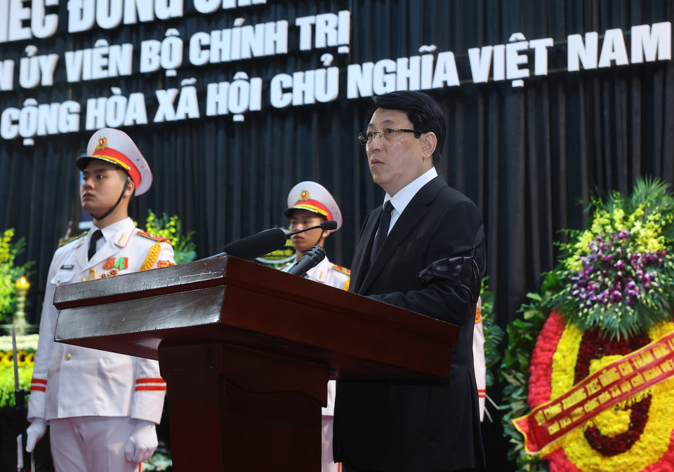 Politburo member, State President Luong Cuong, Head of the Funeral Committee, delivers the eulogy. (Photo: VNA)