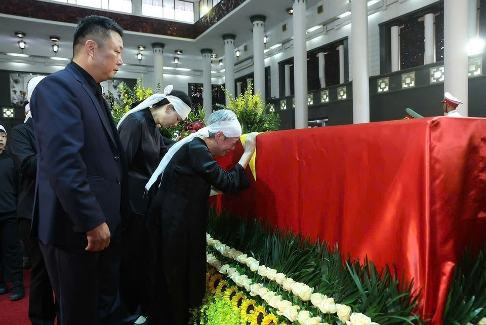 Family members walk around the coffin to bid a final farewell to former State President Tran Duc Luong. (Photo: VNA)