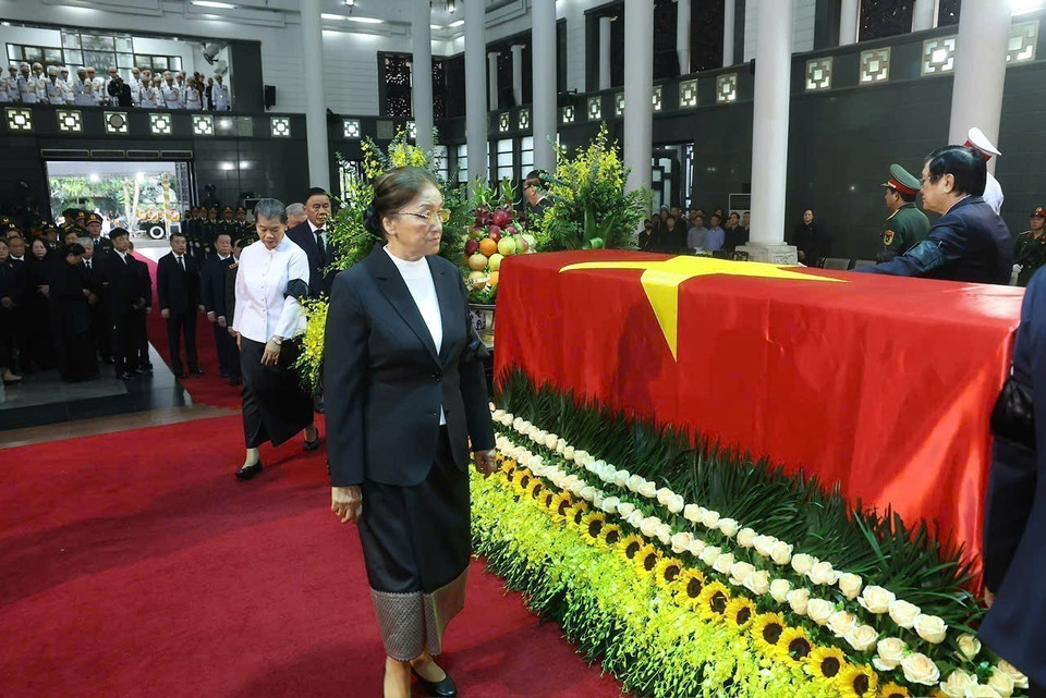 Lao Vice President Pany Yathotou walks around the coffin to bid a final farewell to former State President Tran Duc Luong. (Photo: VNA)