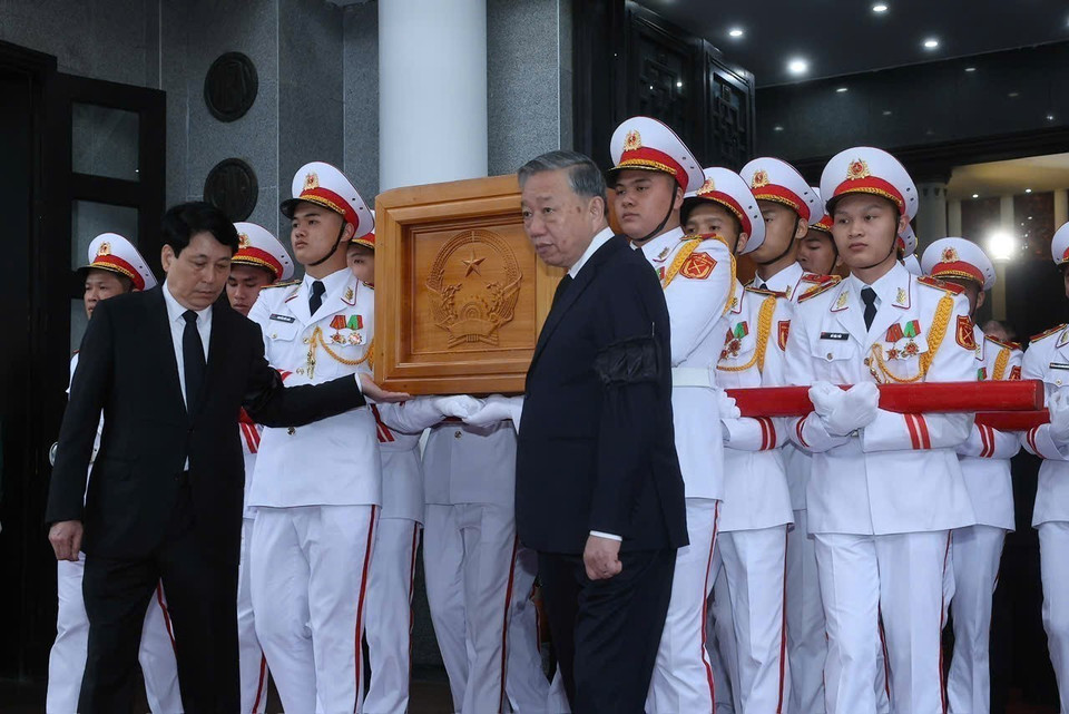 General Secretary To Lam and State President Luong Cuong transfer the coffin of former State President Tran Duc Luong. (Photo: VNA)