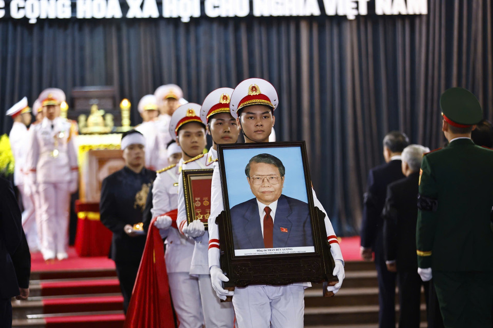 Ceremonial procession of the portrait of former State President Tran Duc Luong marks the beginning of the funeral cortege. (Photo: VNA)
