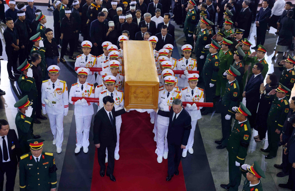 The transfer of former State President Tran Duc Luong's coffin (Photo: VNA)