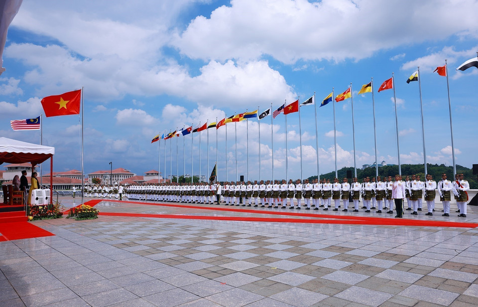 Welcome ceremony for Prime Minister Pham Minh Chinh and his spouse on official visit to Malaysia. (Photo: VNA)