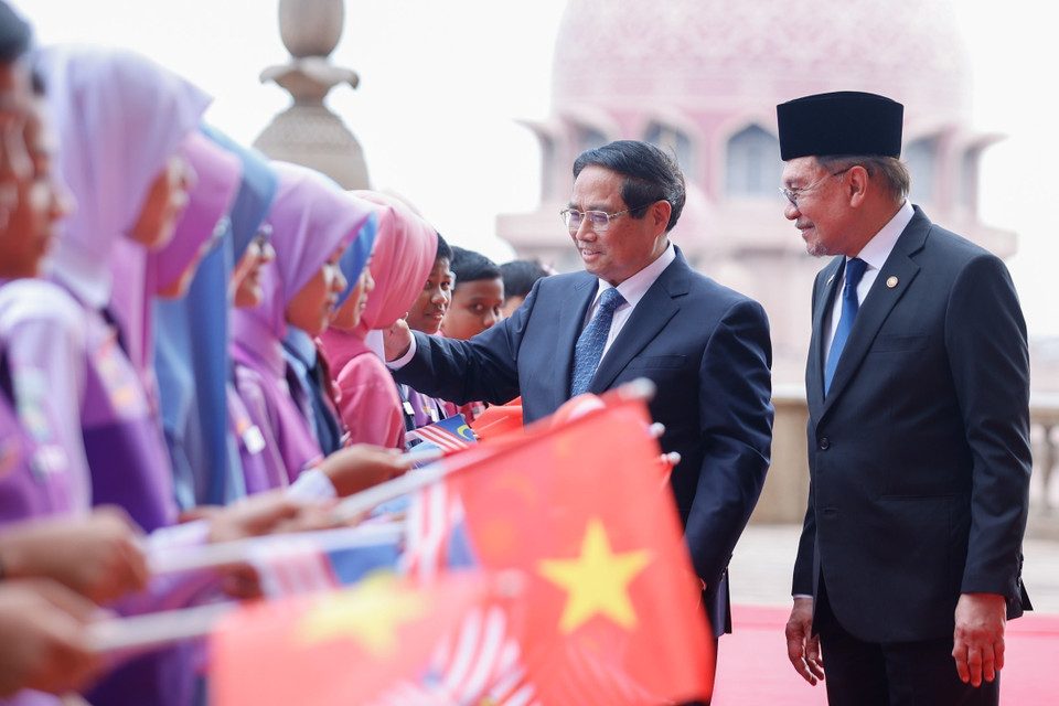 Malaysian Prime Minister Anwar Ibrahim welcomes Prime Minister Pham Minh Chinh on his official visit to Malaysia. (Photo: VNA)