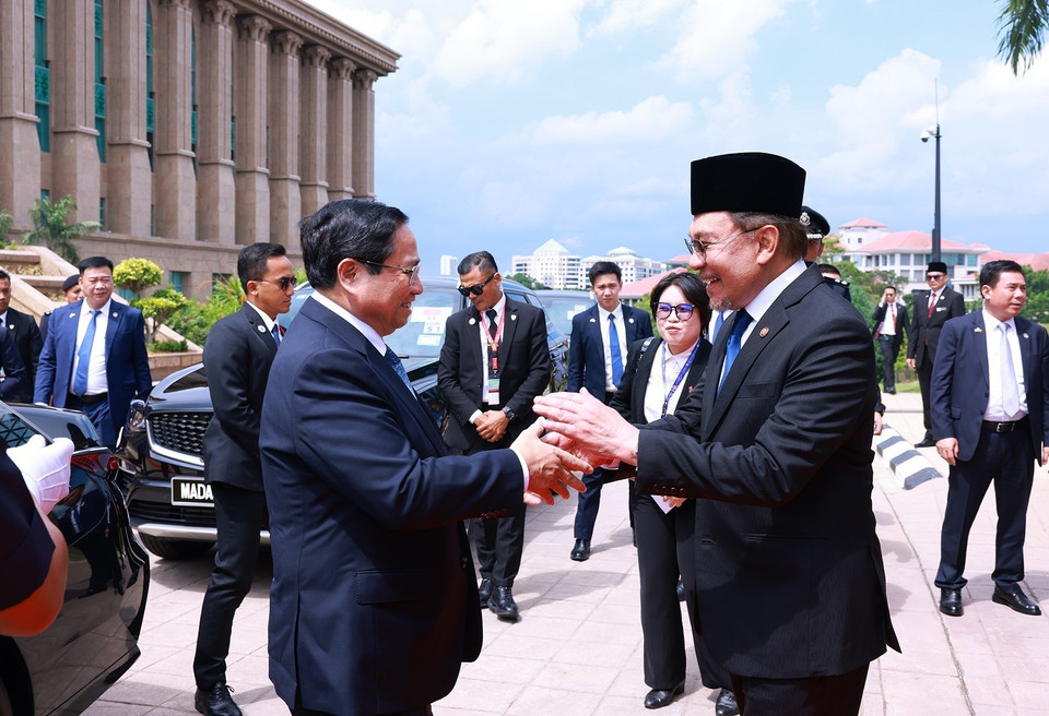 Malaysian Prime Minister Anwar Ibrahim welcomes Prime Minister Pham Minh Chinh on his official visit to Malaysia. (Photo: VNA)