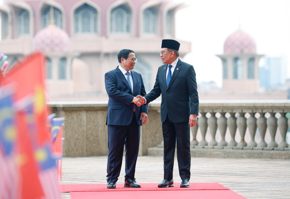 Malaysian Prime Minister Anwar Ibrahim welcomes Prime Minister Pham Minh Chinh on his official visit to Malaysia. (Photo: VNA)