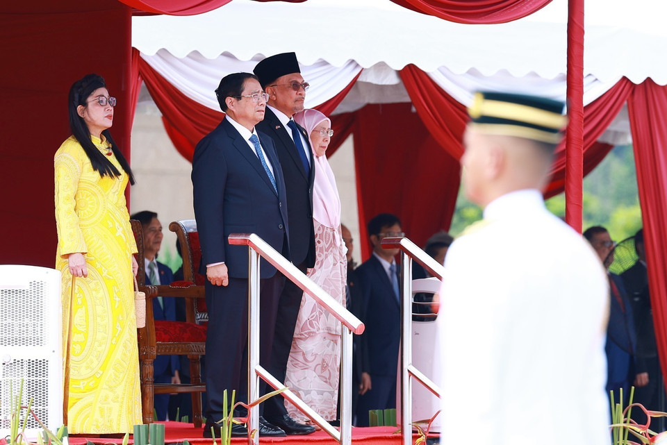 Welcome ceremony for Prime Minister Pham Minh Chinh and his spouse on official visit to Malaysia. (Photo: VNA)