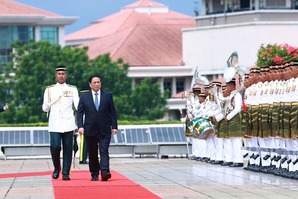 Prime Minister Pham Minh Chinh inspects the guard of honour. (Photo: VNA)