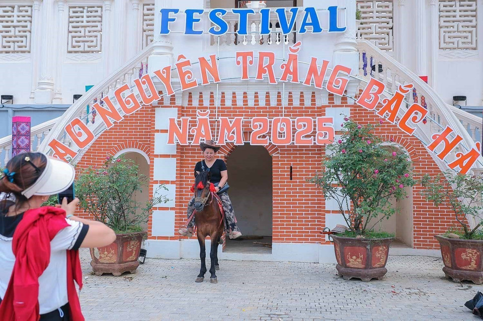 Tourists capture memories on the Bac Ha white plateau. (Photo: VNA)