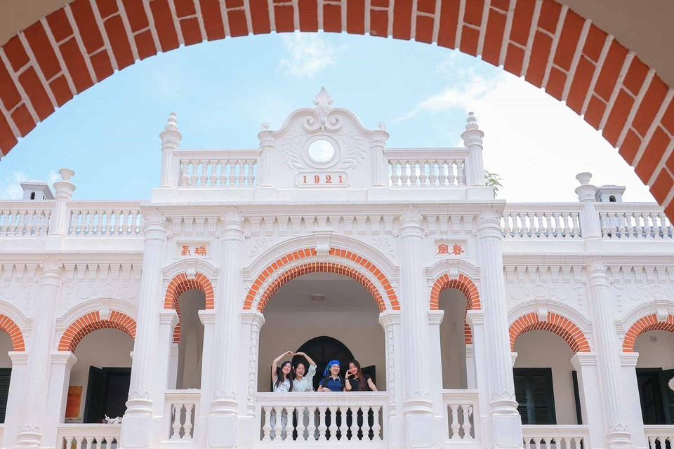 Visitors explore traditional architecture, landscapes and culture in Bac Ha. (Photo: VNA)