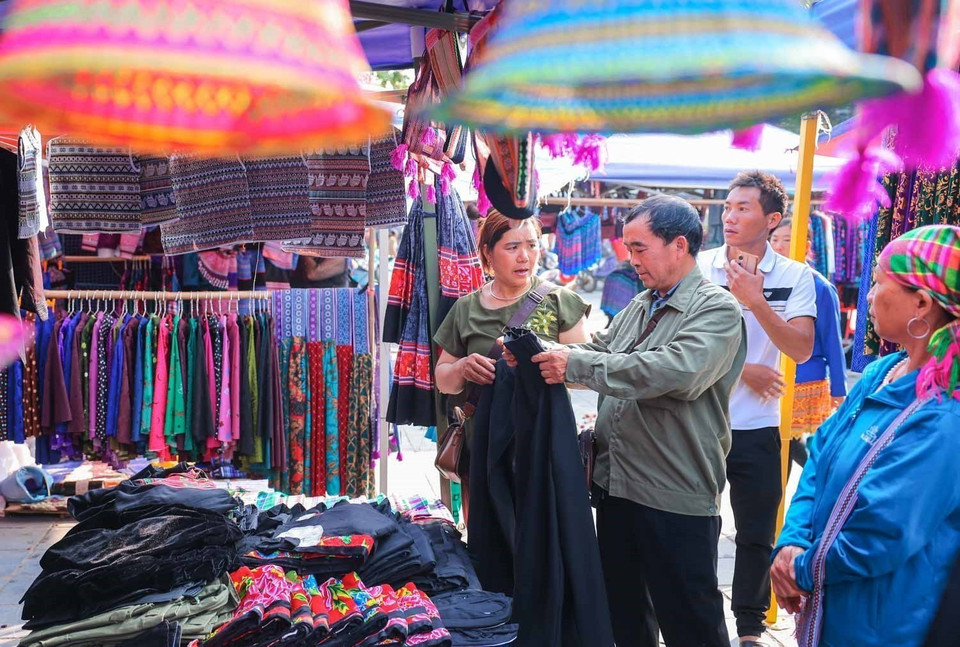 Handwoven brocade products attract both tourists and locals in Bac Ha. (Photo: VNA)