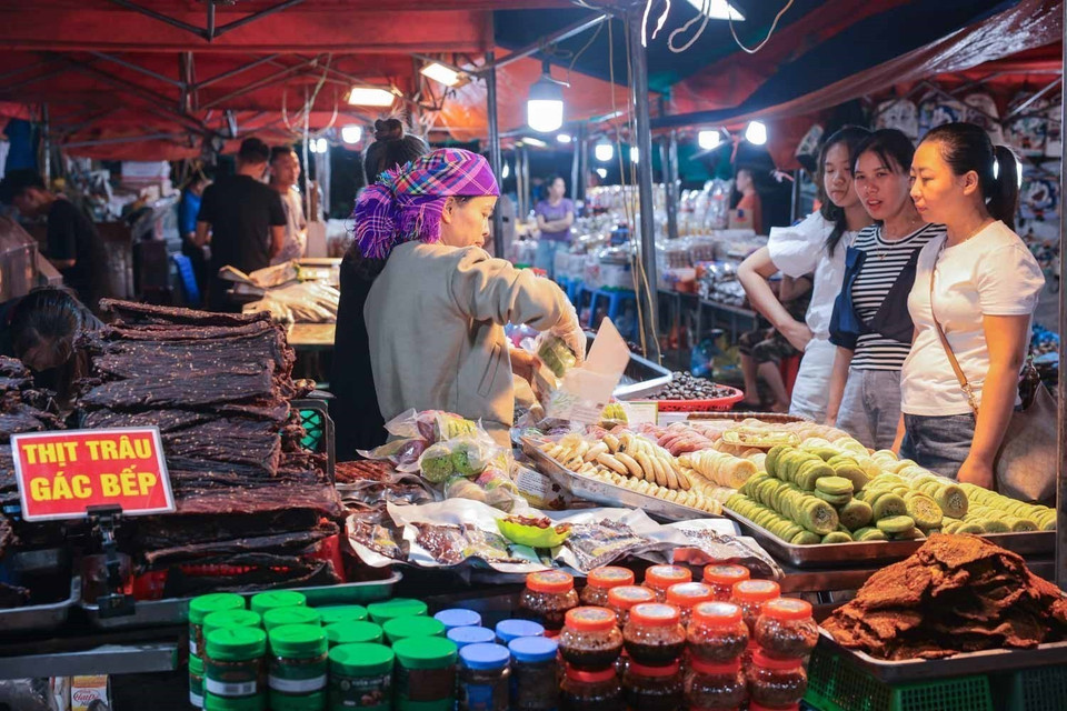 Travellers shop for Lao Cai’s regional specialities. (Photo: VNA)