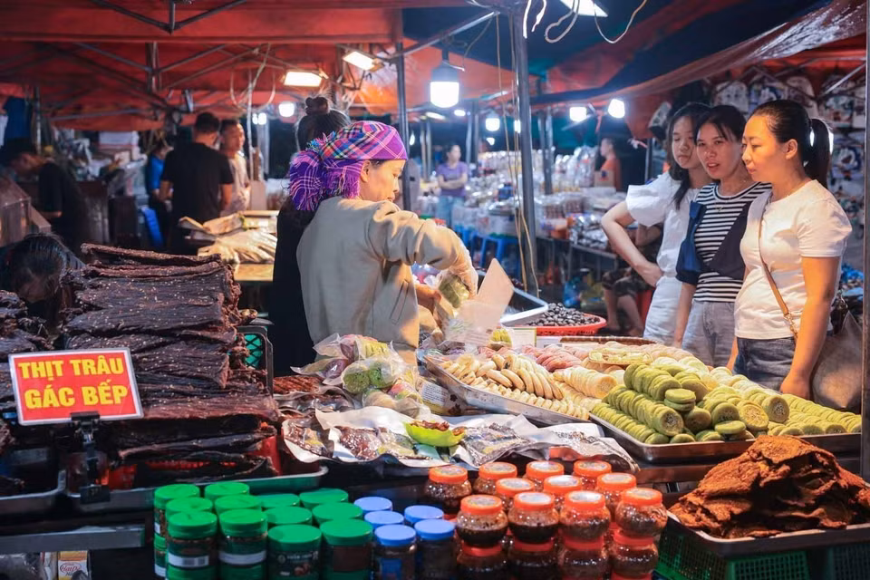 Travellers shop for Lao Cai’s regional specialities. (Photo: VNA)