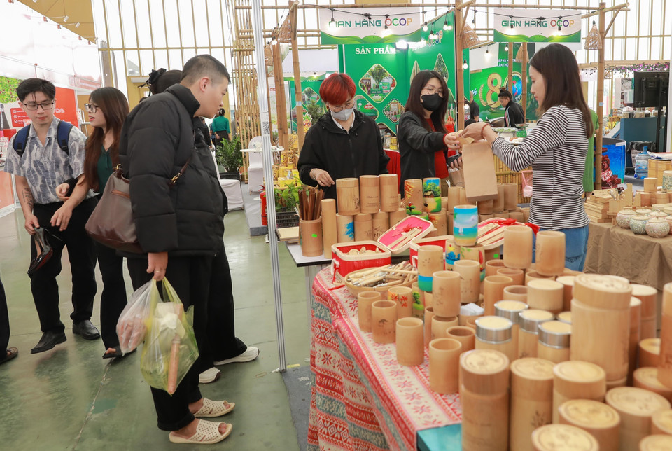 Bamboo-based products such as cups, straws and bottles made by Thang Tho Bamboo Cooperative from Thanh Hoa province attract a large number of visitors. (Photo: VNA)