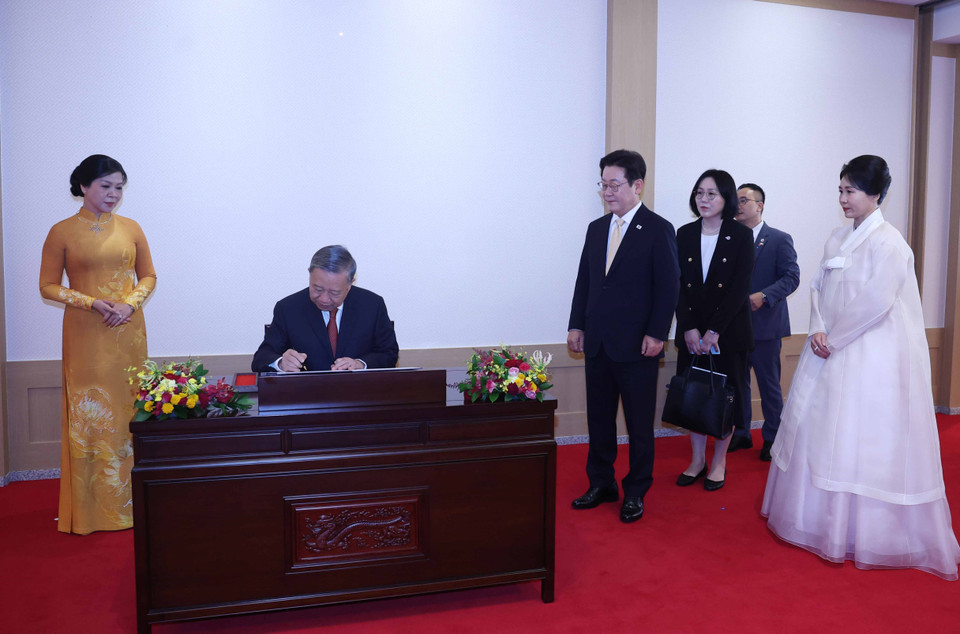 Party General Secretary To Lam signs guest book. (Photo: VNA)