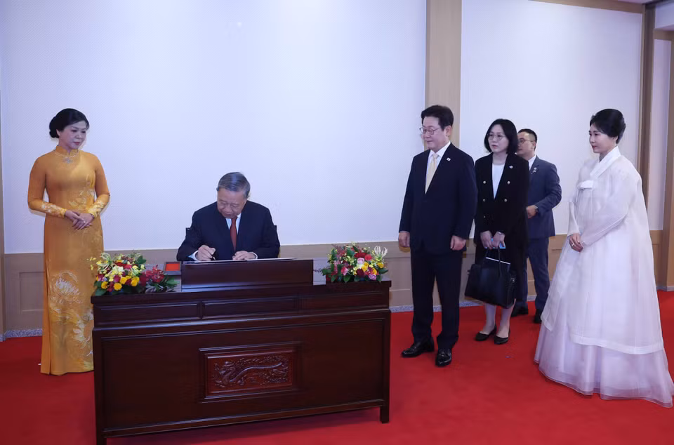 Party General Secretary To Lam signs guest book. (Photo: VNA)