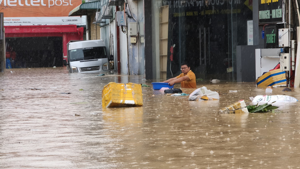 The flooding affects streets and residential areas in Nha Trang, Khanh Hoa, November 11, 2025. (Photo: VNA)