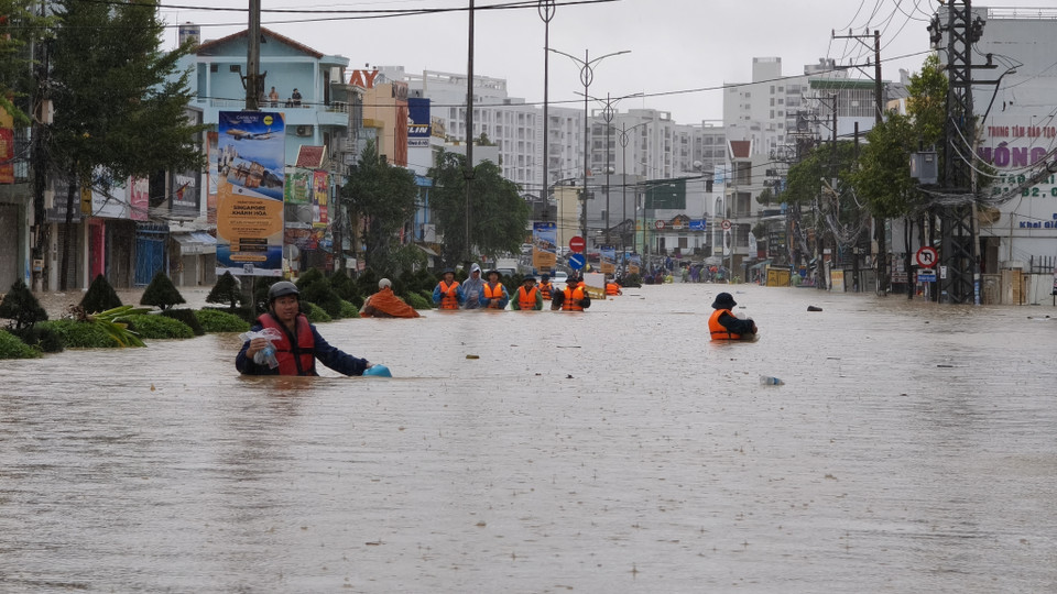 The flooding affects streets and residential areas in Nha Trang, Khanh Hoa, November 11, 2025. (Photo: VNA)