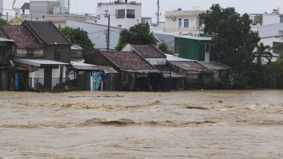 The flooding affects streets and residential areas in Nha Trang, Khanh Hoa, November 11, 2025. (Photo: VNA)