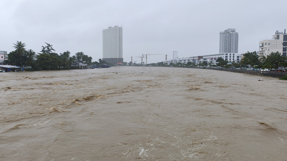The flooding affects streets and residential areas in Nha Trang, Khanh Hoa, November 11, 2025. (Photo: VNA)