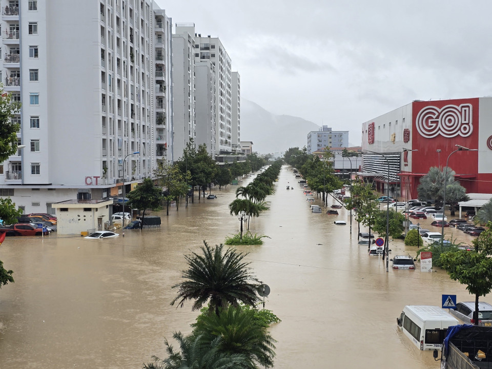 The flooding affects streets and residential areas in Nha Trang, Khanh Hoa, November 11, 2025. (Photo: VNA)