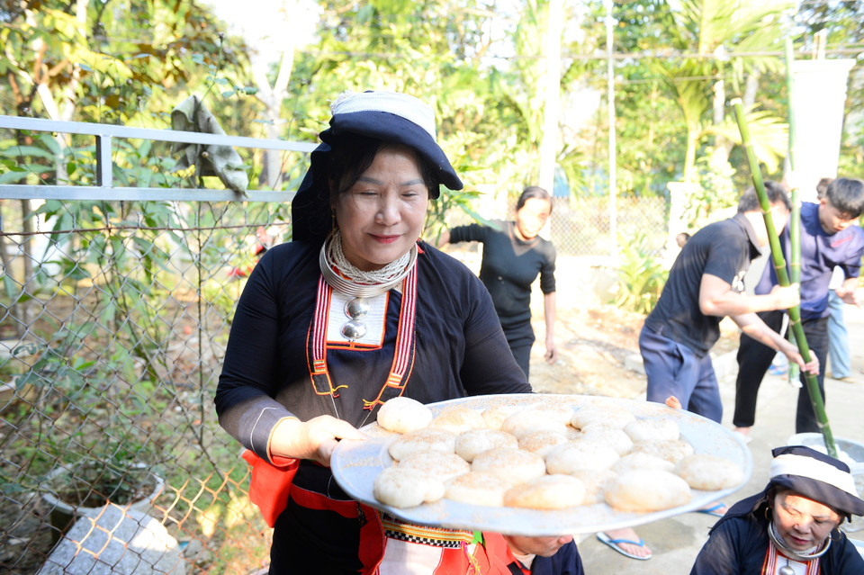 The first batch of banh day is not tasted, as it is reserved for offerings to ancestors. (Photo: VNA)