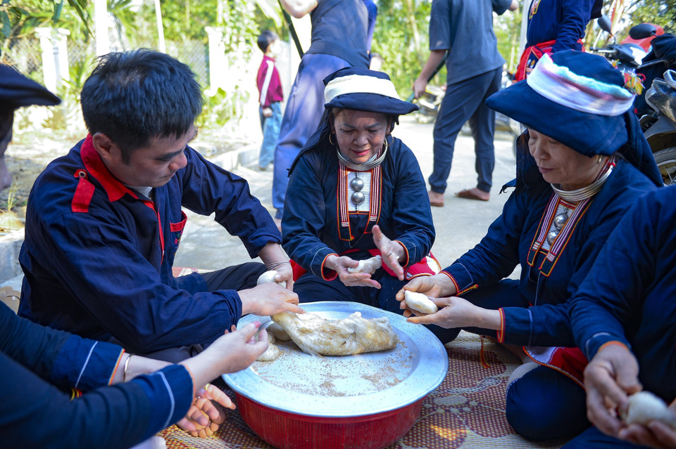 Banh day (round glutinous rice cake) is an indispensable traditional dish during the traditional Tet of the Dao ethnic group in Thanh Hoa province. (Photo: VNA)