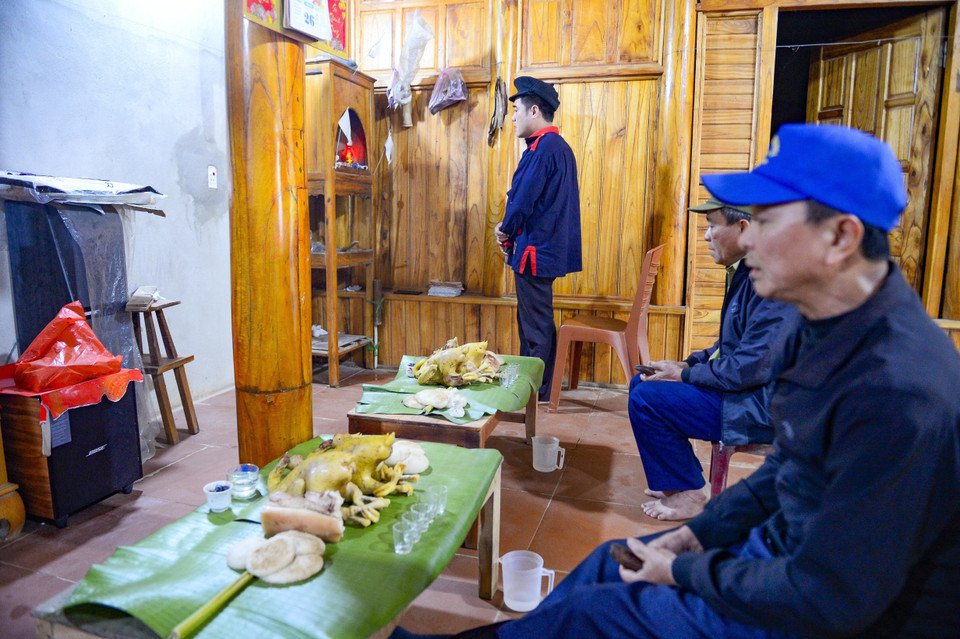 The worship ritual is conducted by three shamans fluent in the ancient Dao language. (Photo: VNA)