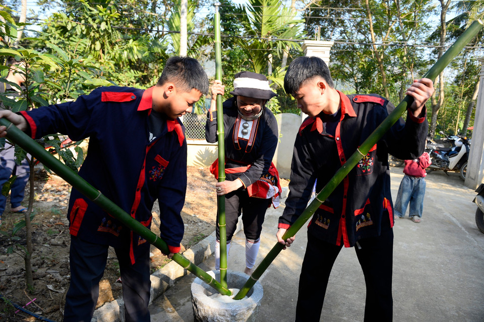 Pounding banh day. (Photo: VNA)