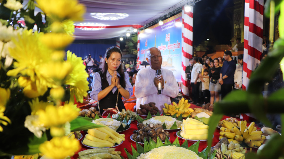 Khmer people perform traditional rituals to express gratitude to the Moon God. (Photo: VNA)