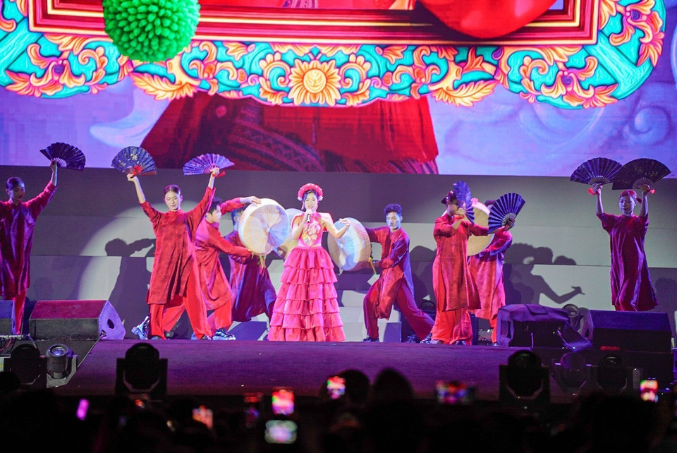 Singer Ha Myo performes the folk-inspired piece ‘Xam Ha Noi’ at the music gala. (Photo: VNA)