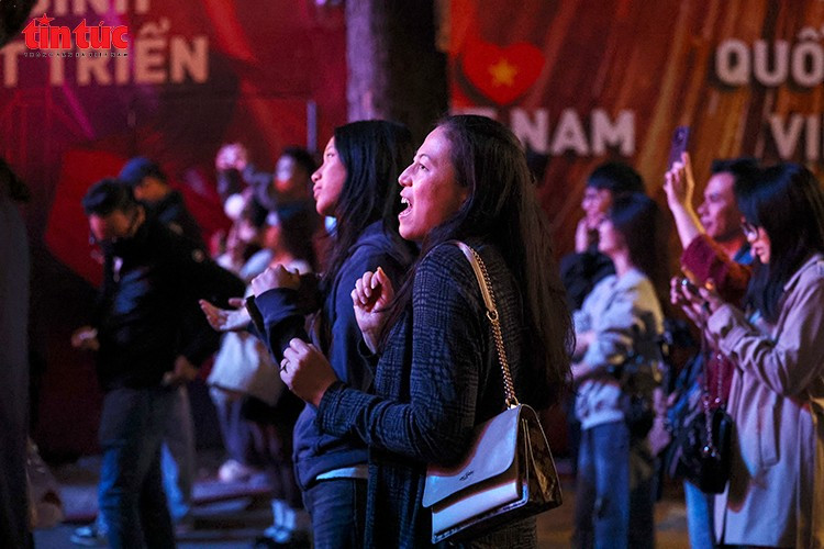 The festive ambience attracts many foreign visitors. (Photo: Tin tuc Newspaper – VNA)