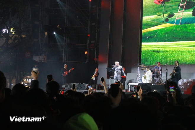 The Mexican Ambassador to Vietnam joins as a guitarist in Bridge (Cau Noi), a six-member band featuring artists from Vietnam, Mexico, Thailand (drums) and the Philippines (vocals). (Photo: Vietnam+)