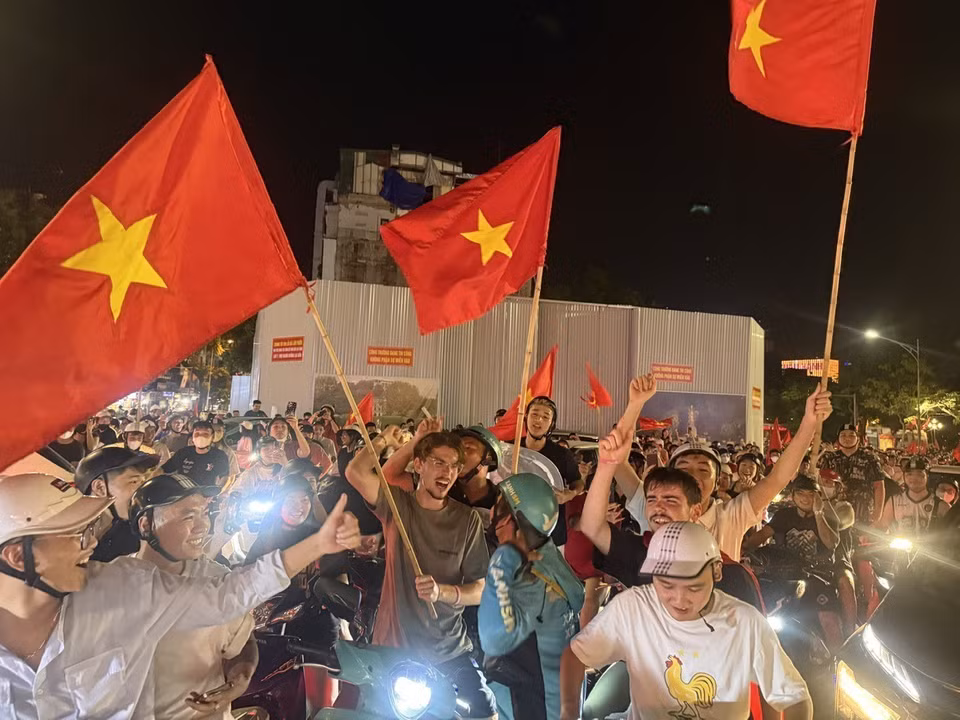 Moments after the final whistle, crowds of Hanoi residents pour onto the streets to celebrate the win. Waving national flags and chanting slogans, fans form motorcades across major roads and gathered in central areas such as Dong Kinh Nghia Thuc Square to share in the jubilant atmosphere. (Photo: VNA)