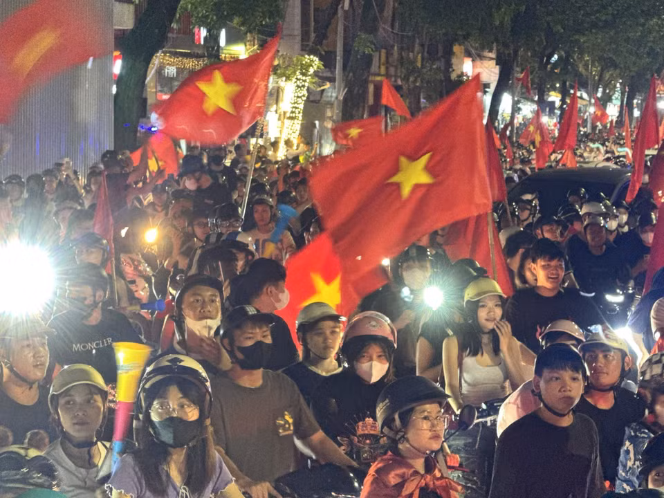 Hanoians take to the streets to celebrate Vietnam’s U23 ASEAN Championship victory. (Photo: VNA)