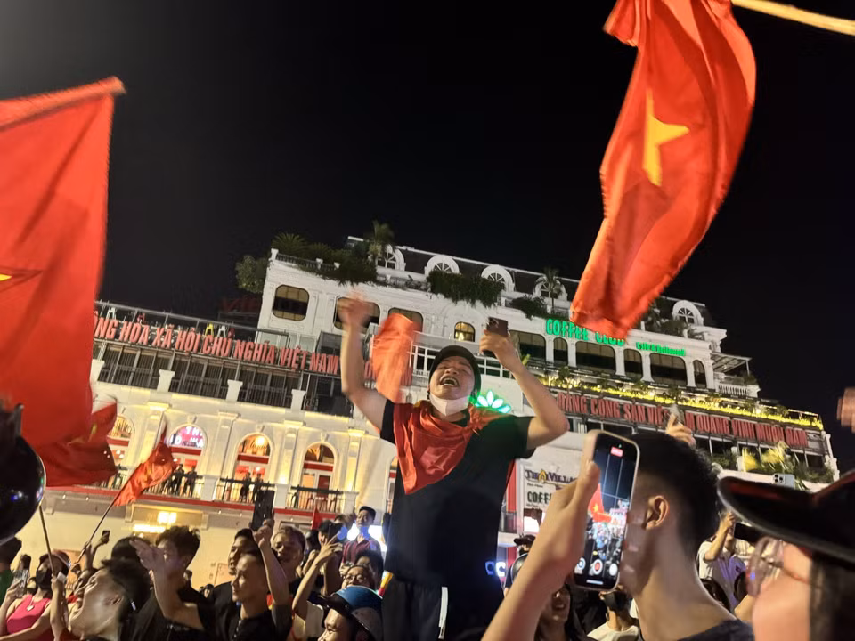 Hanoians take to the streets to celebrate Vietnam’s U23 ASEAN Championship victory. (Photo: VNA)