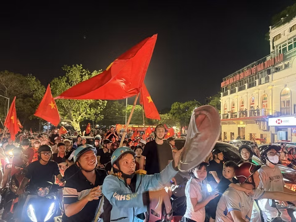 Fans celebrate on Hanoi’s main roads after the final. (Photo: VNA)