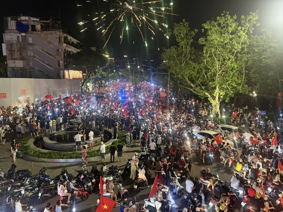 Crowds gather at Dong Kinh Nghia Thuc Square to mark the win. (Photo: VNA)