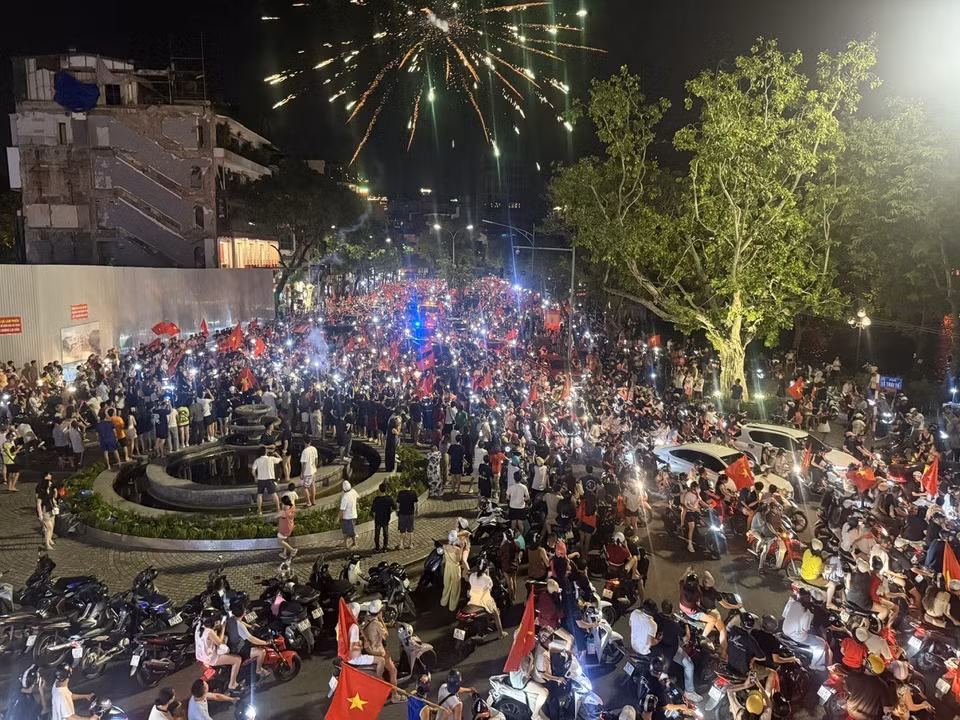 Crowds gather at Dong Kinh Nghia Thuc Square to mark the win. (Photo: VNA)