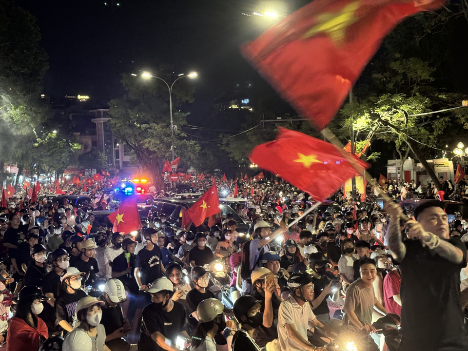 Fans celebrate on Hanoi’s main roads after the final. (Photo: VNA)
