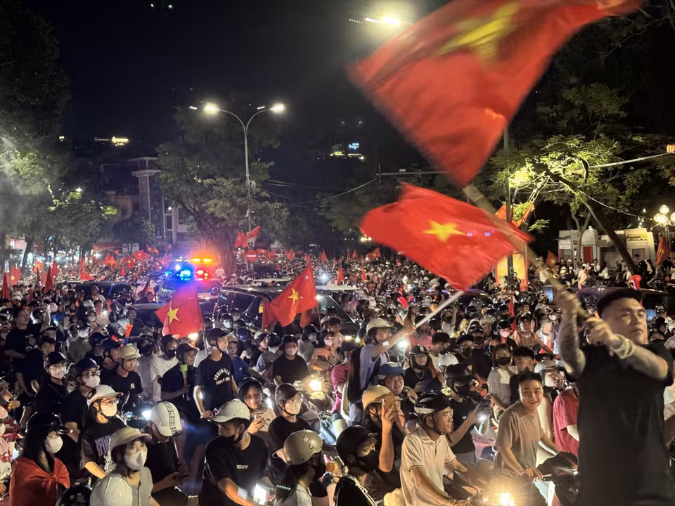Fans celebrate on Hanoi’s main roads after the final. (Photo: VNA)