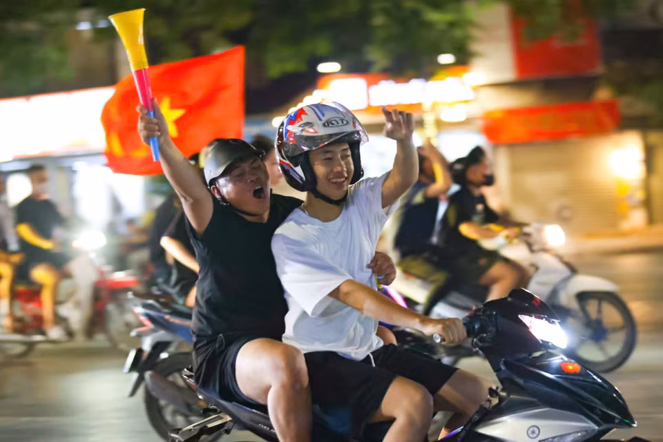 Fans celebrate on Hanoi’s main roads after the final. (Photo: VNA)