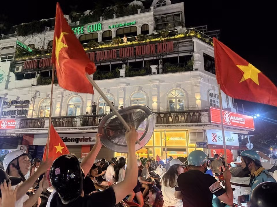 Fans celebrate on Hanoi’s main roads after the final. (Photo: VNA)