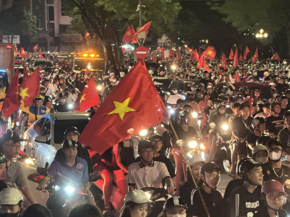 Hanoians take to the streets to celebrate Vietnam’s U23 ASEAN Championship victory. (Photo: VNA)