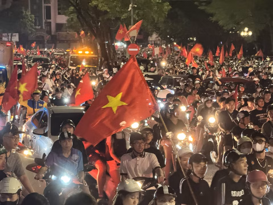 Hanoians take to the streets to celebrate Vietnam’s U23 ASEAN Championship victory. (Photo: VNA)