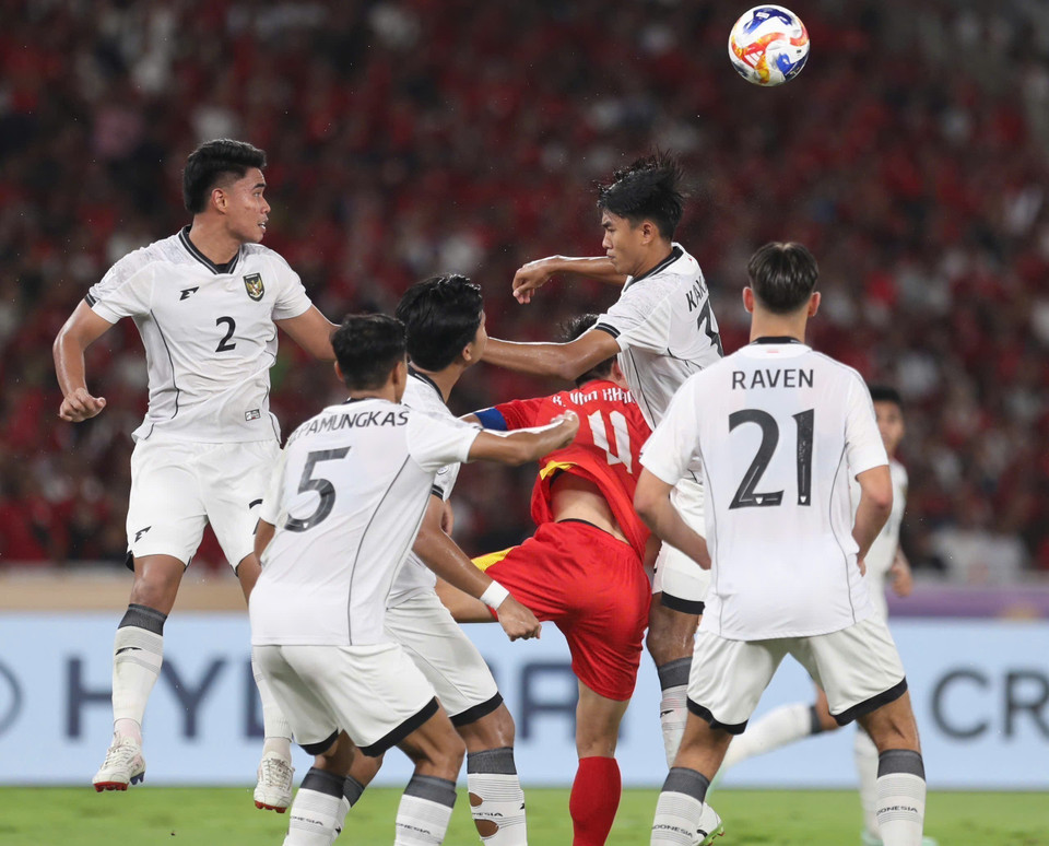 Hieu Minh (Vietnam) surrounded by five Indonesian players. (Photo: VNA)
