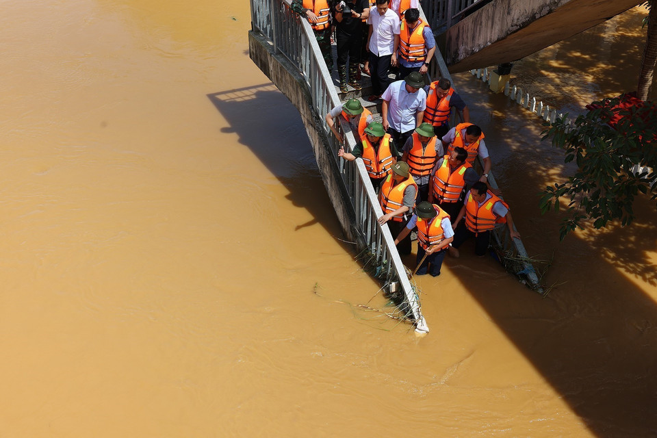 Prime Minister Pham Minh Chinh directs flood rescue and recovery efforts in Thai Nguyen. (Photo: VNA)